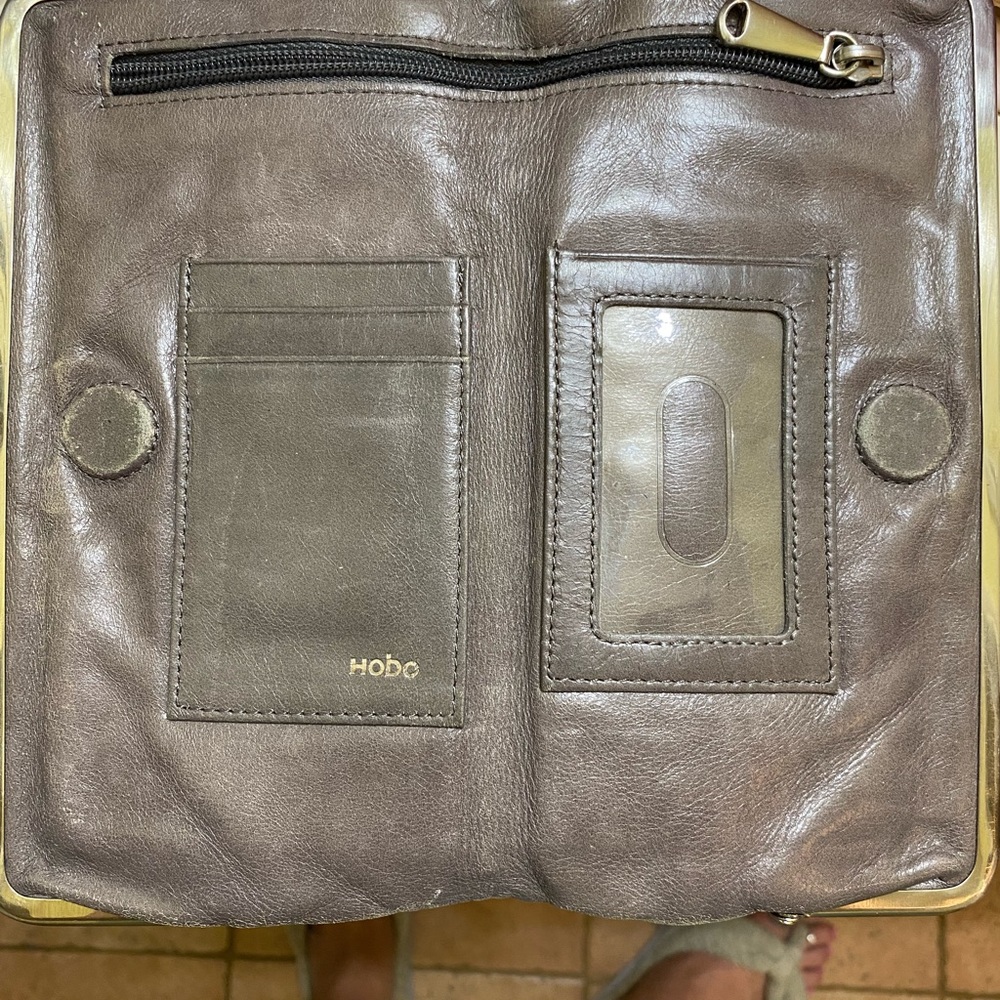Hobo wallet with magnetic closure and two snaps